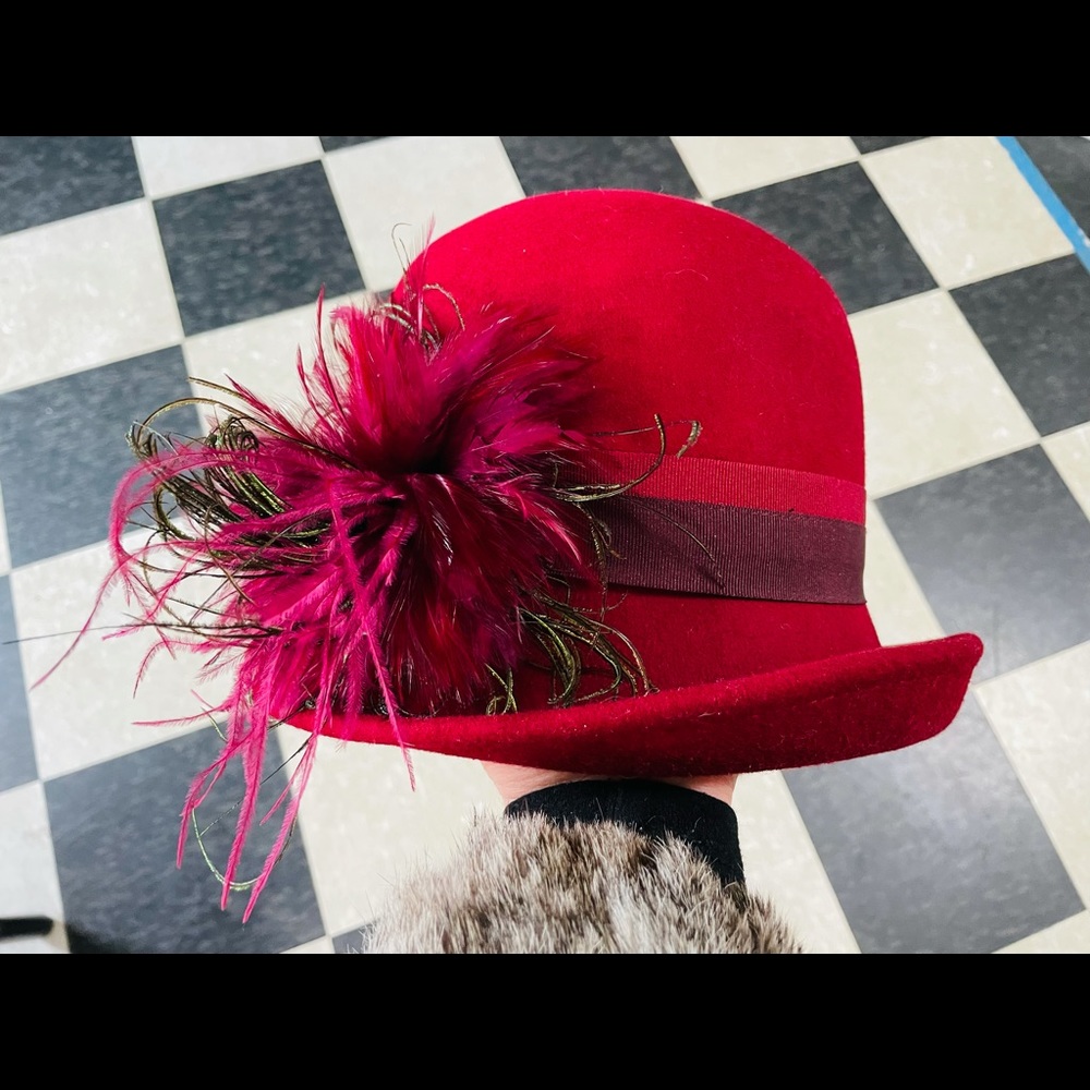 Amazing burgundy wool feathered cloche hat!🪶